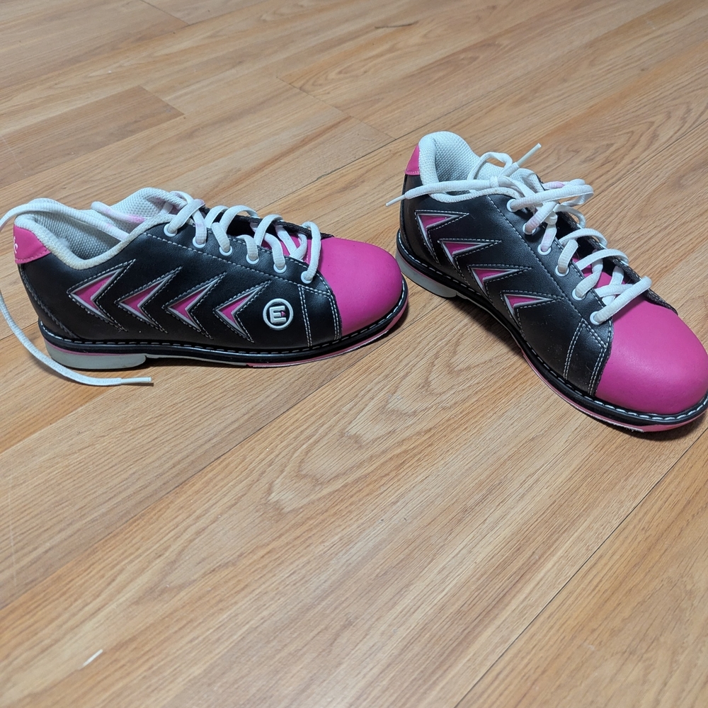 Women's Bowling Shoes in Black and Pink